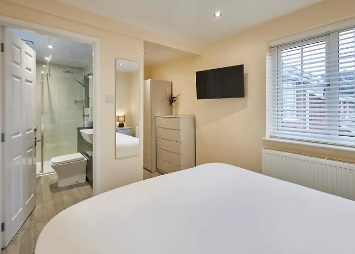 Host & - Violet's View Whitby